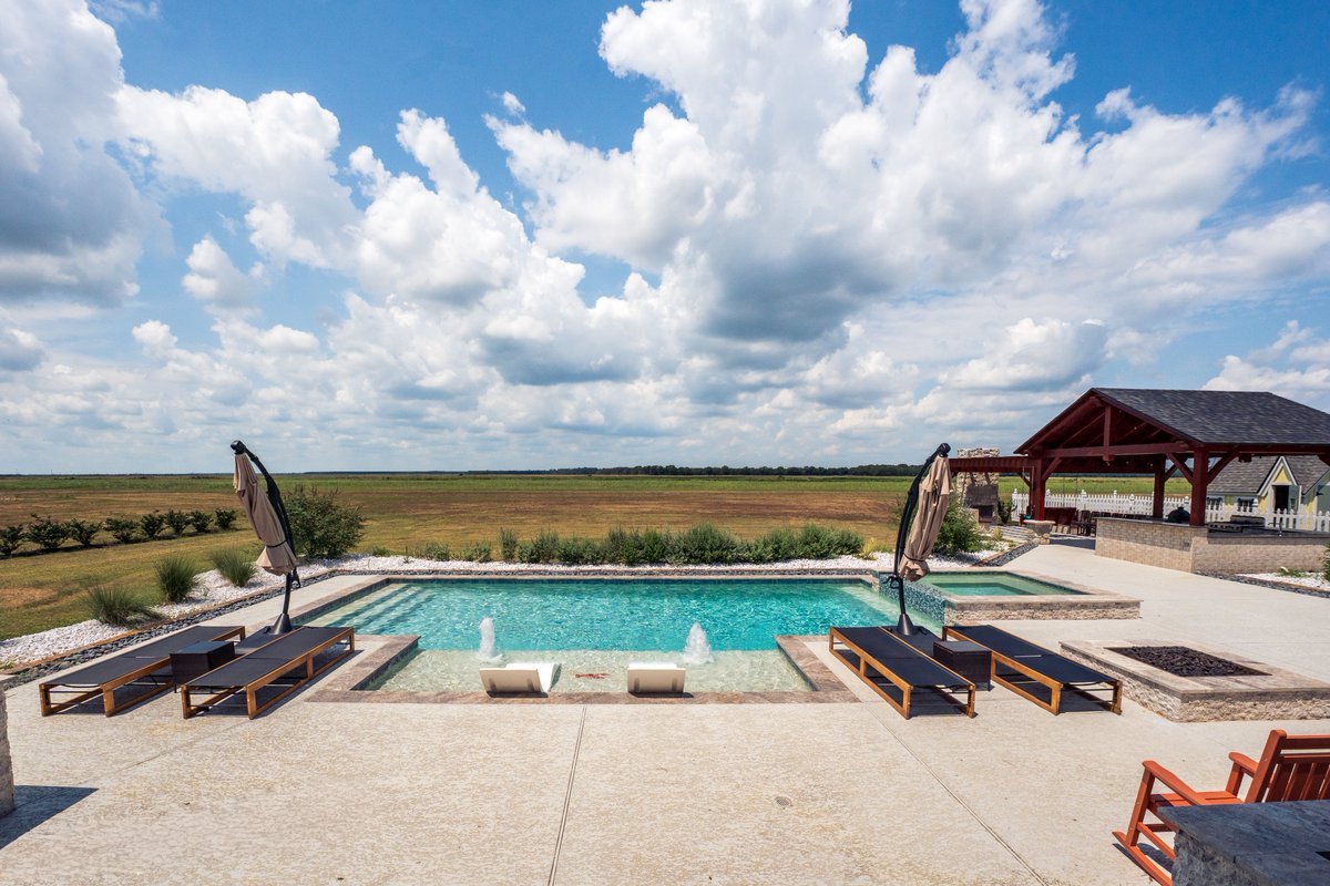 PlatinumPools's tweet image. Your backyard, your rules. Whether you’re dreaming of a rustic retreat with natural stone or a sleek, modern masterpiece with a negative edge, we’re here to bring your personal style to life. 👑

#PersonalStyle #ModernBackyard #RusticCharm