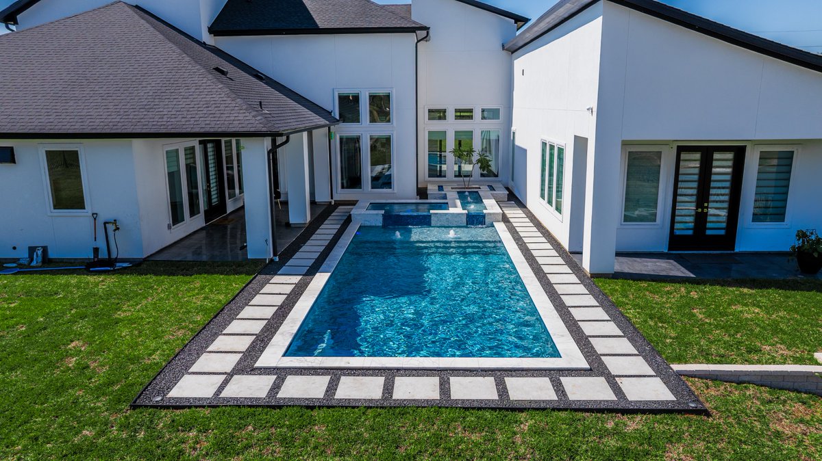 PlatinumPools's tweet image. Your backyard, your rules. Whether you’re dreaming of a rustic retreat with natural stone or a sleek, modern masterpiece with a negative edge, we’re here to bring your personal style to life. 👑

#PersonalStyle #ModernBackyard #RusticCharm