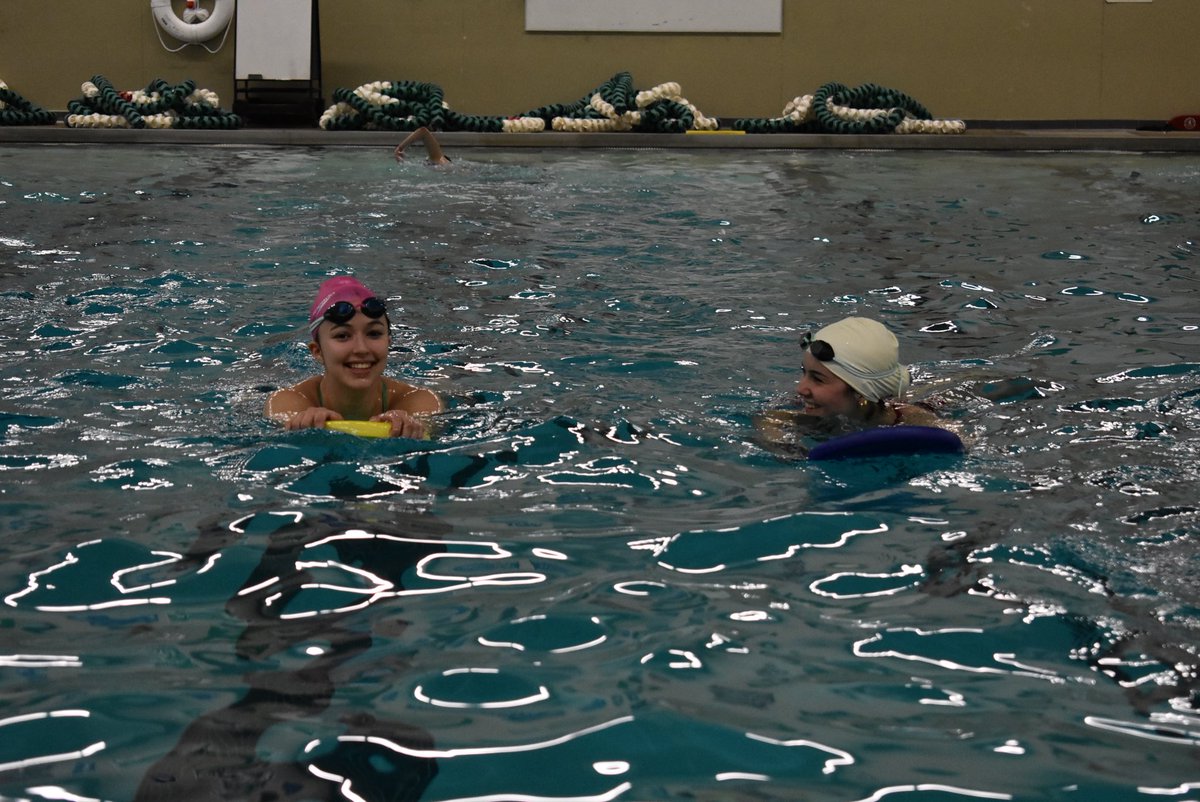 edinasynchro1's tweet image. Kickin’ back 😎🏊‍♀️ #poolside #legwork