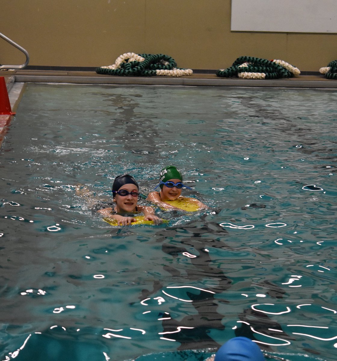 edinasynchro1's tweet image. Kickin’ back 😎🏊‍♀️ #poolside #legwork