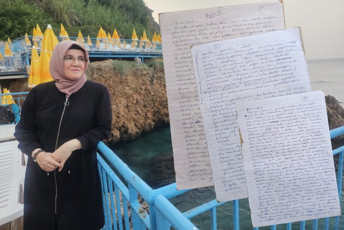 21 aydır Antalya L Tipi Cezaevinde tutuklu olan KHK’lı öğretmen Asuman Birinci’den mektup var: 

“Bir elimde kelepçe, bir elimde serum, başımda jandarmalar…”

13 Şubat tarihli mektup: 

“Bu hafta ve geçen hafta elime kalemi bile alacak enerjim yoktu. Dün görüş yaptık. Yusuf