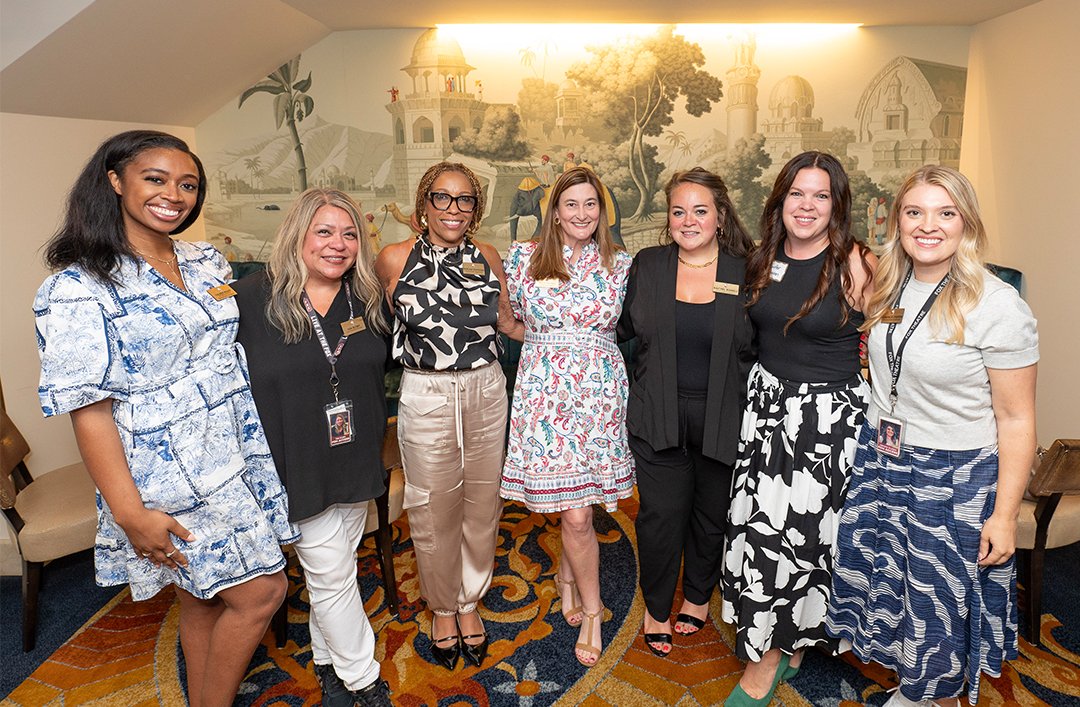 TheFoxTheatre's tweet photo. These smiling faces don't just work here. They make memories here. Happy #EmployeeAppreciationDay to our Memory Makers. We see you, we value you, and we are so proud to work alongside you. Check out open positions at https://t.co/dC822FfUYH. ๐ท| Photo: Jack Parada https://t.co/kA5Lirnbzj