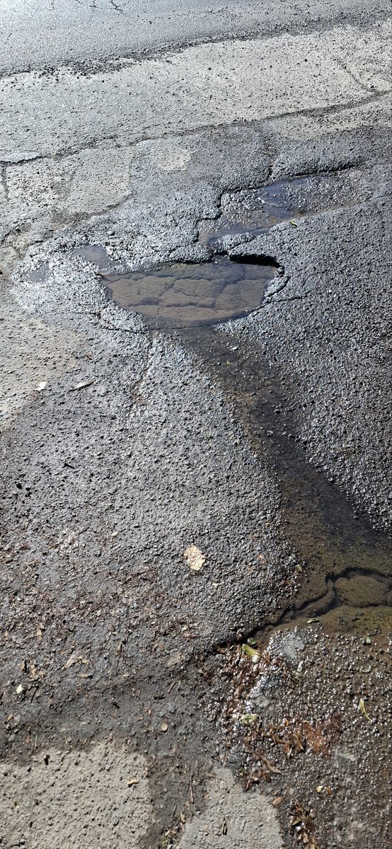 mleylaarthur's tweet photo. @aguas_andinas el caso que informe sucede en la vía pública , calle Jardín Alto esquina Los Nogales comuna de la La Florida https://t.co/mphhkedqKI
