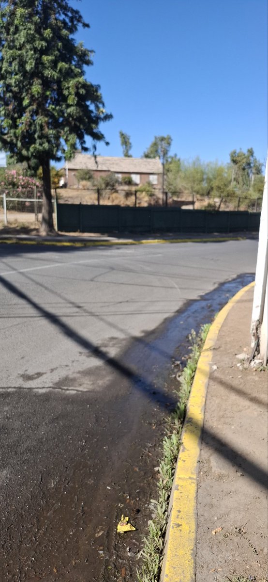 mleylaarthur's tweet photo. @aguas_andinas el caso que informe sucede en la vía pública , calle Jardín Alto esquina Los Nogales comuna de la La Florida https://t.co/mphhkedqKI