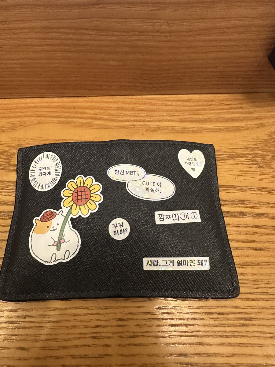 Ho_8278's tweet photo. 갑자기 지갑 주라 해서 줬는데
어떻게 들고 다니지..
잼민이 지갑이 됐어요;... https://t.co/iTe8p7mbVD