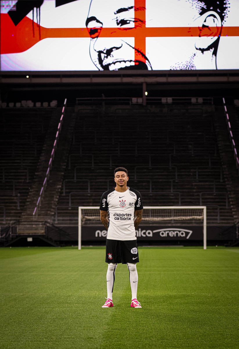 Corinthians's tweet photo. O sorriso no rosto de quem pisou pela primeira vez no gramado da #CasaDoPovo! 🏟️

🛒 Compre a camisa do craque na ShopTimão: https://t.co/ai72nnigqV

📸 José Manoel Idalgo / Corinthians

#BemVindoJesseLingard
#DoReinoÀFavela
#VaiCorinthians https://t.co/B6JYx7Rz1O