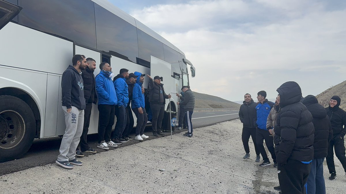 Yaklaşık beş saattir Sakarya deplasmanı yolunda maalesef otobüsümüzün arıza yapması sonucu mahsur kaldık. Tüm çabalarımıza rağmen tribündeki yerimizi alamıyoruz. Bedenen orada olamasak da ruhumuzla, sesimizle son düdüğe kadar tribündeki taraftarlarımızlayız.

Sen Yaşa Bizlere