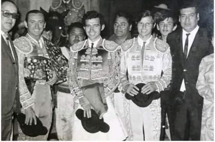 vmpenilla's tweet photo. #Undíacomohoy pero de 1969,
#FotodelRecuerdo en la plaza #Monumental de #Morelia Michoacán, Antonio de #Olivar, #Manolo Martínez y Manuel Benítez "El #Cordobes" con toros de San Antonio de #Triana. https://t.co/1lthNo41aD