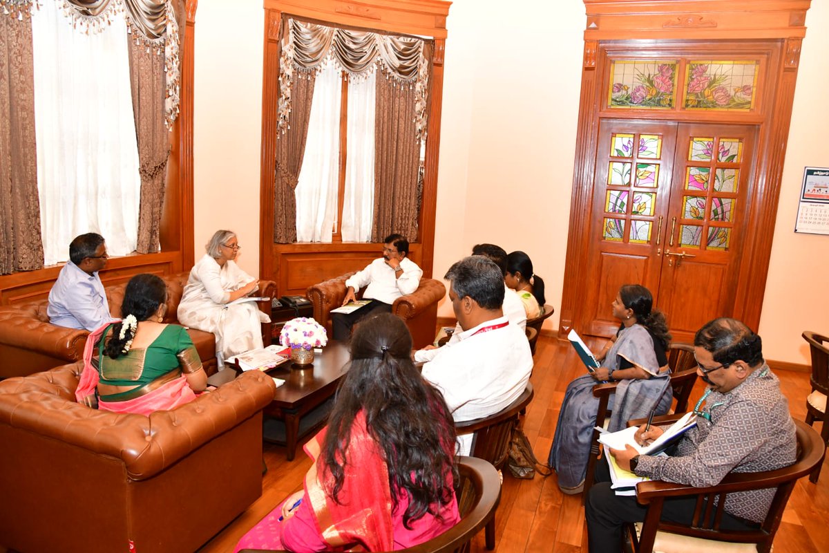 Ministry of Textiles tweet media