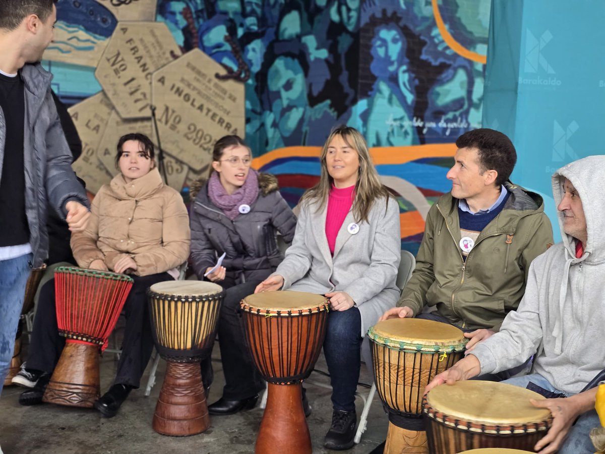 eajpnvbarakaldo's tweet photo. 🟣 Lectura del Manifiesto y actuación musical con motivo del Día Internacional de las mujeres en la Herriko Plaza de #Barakaldo.

@amaiadelcampo #Alkatea @infobarakaldo #8M https://t.co/9WcURVPPWF