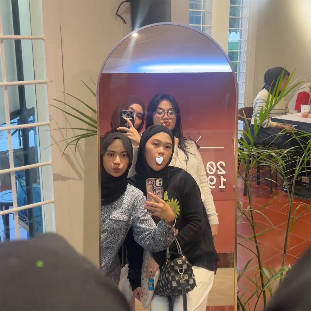 ecakdidinding's tweet photo. hang out with ma girls 🫰🏻 https://t.co/oQxelFyaam