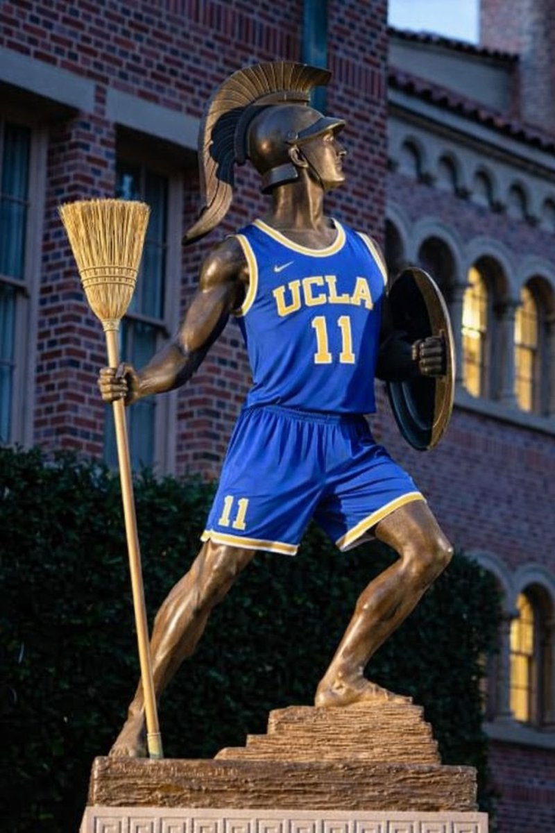 BruinReport's tweet photo. USC didn't protect Tommy Trojan last night and this is what happened. 

Photo credit: BRO poster NO1BRUIN https://t.co/4UKyQ0NTdV