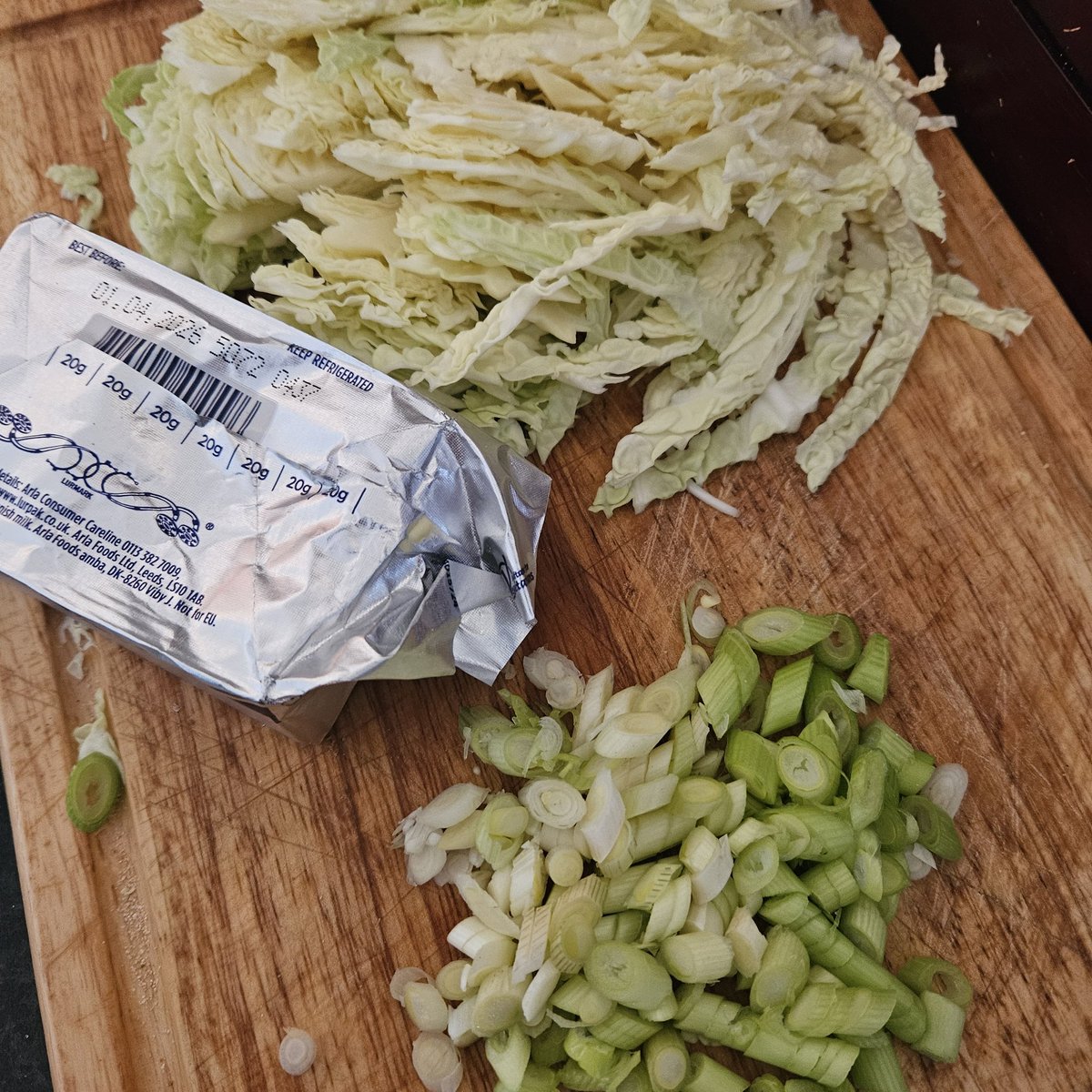 AwTroon's tweet photo. Cheat dinner of sorts today. I bought a chicken pie so making colcannon to go with it and a wee cheat gravy. Sometimes you have to make light work of scran #WeeScottishWuminCooks #Colcannon https://t.co/3TOwaatr7o