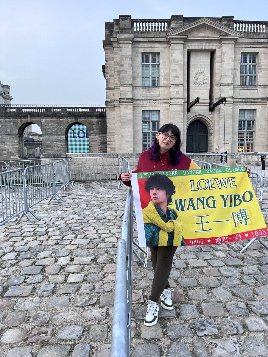 sonnenblume521's tweet photo. 我们在！We are here ❤️💚💛 #WangYiboxLOEWE https://t.co/KaYWQjxuqp