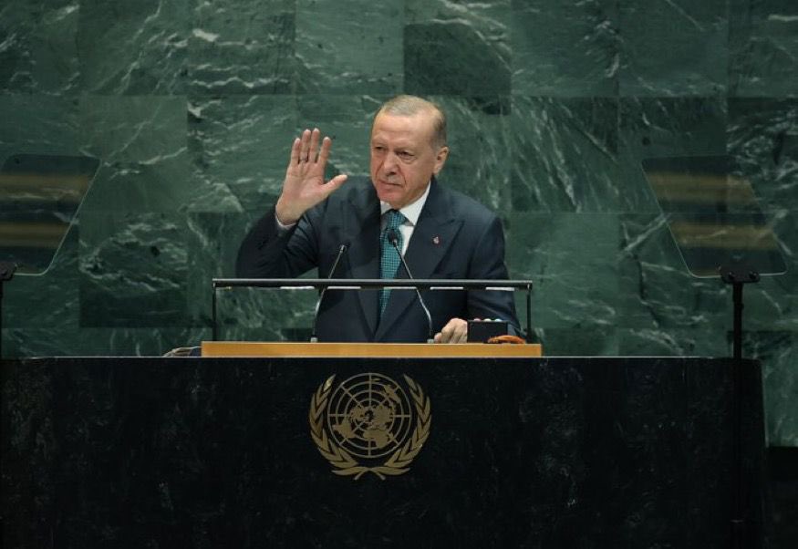 Türkiye’nin Lider Diplomasisi ve Milli Güç Gerçeği

Dünya yeniden güç mücadelesinin sertleştiği bir döneme giriyor. Bölgemizde yaşanan gelişmeler de bu gerçeğin en açık göstergesi.

Ancak Türkiye artık eski Türkiye değil. Türkiye bugün hem diplomasi masasında güçlü hem de sahada