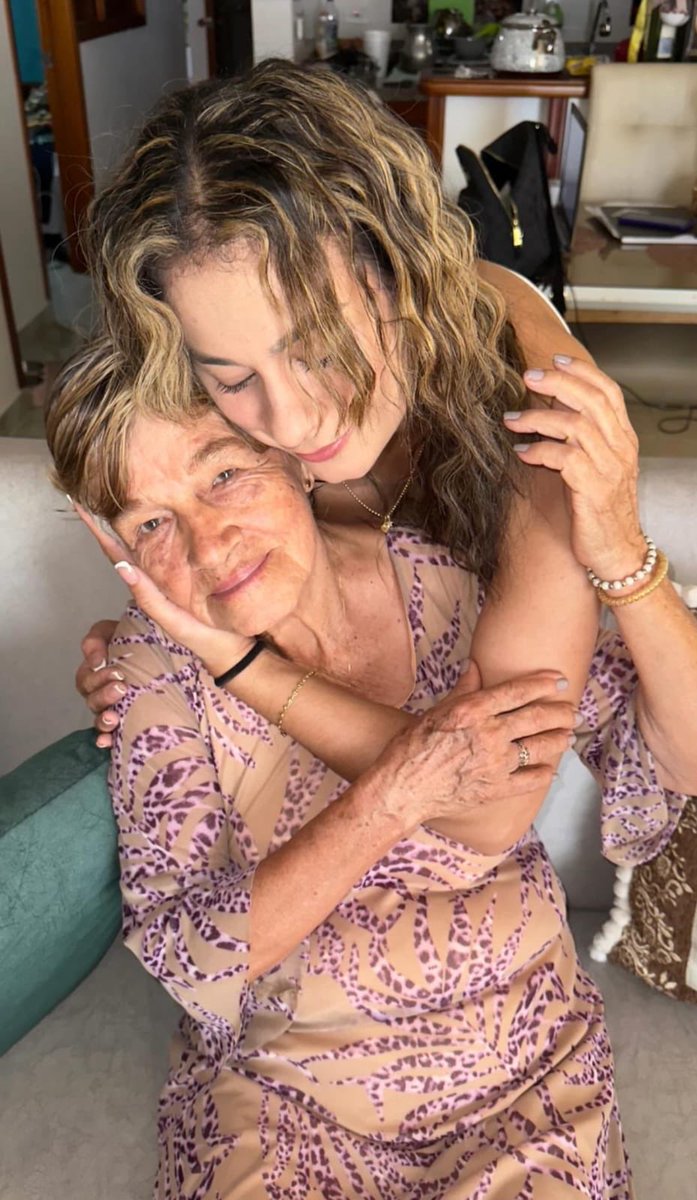 Kate87b's tweet photo. Love you  mom ❤️ https://t.co/9w4vH2Yvt0