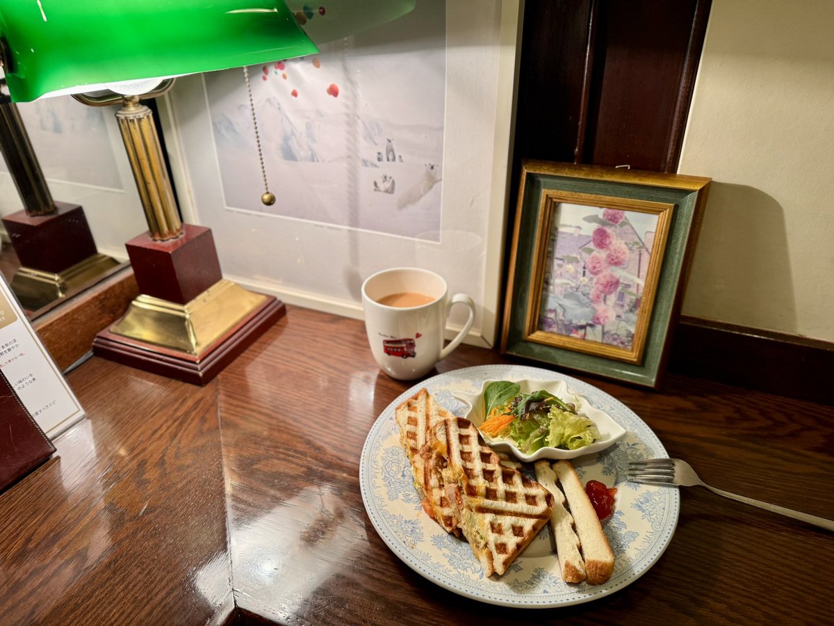 cotswoldstea's tweet photo. コッツには奥にカウンター席があります。この一角だけが、心地よく隔絶されている感覚で、結構人気の席なんです。ゆるやかに自分だけの時間を楽しめます😄 https://t.co/feNpluVh7S