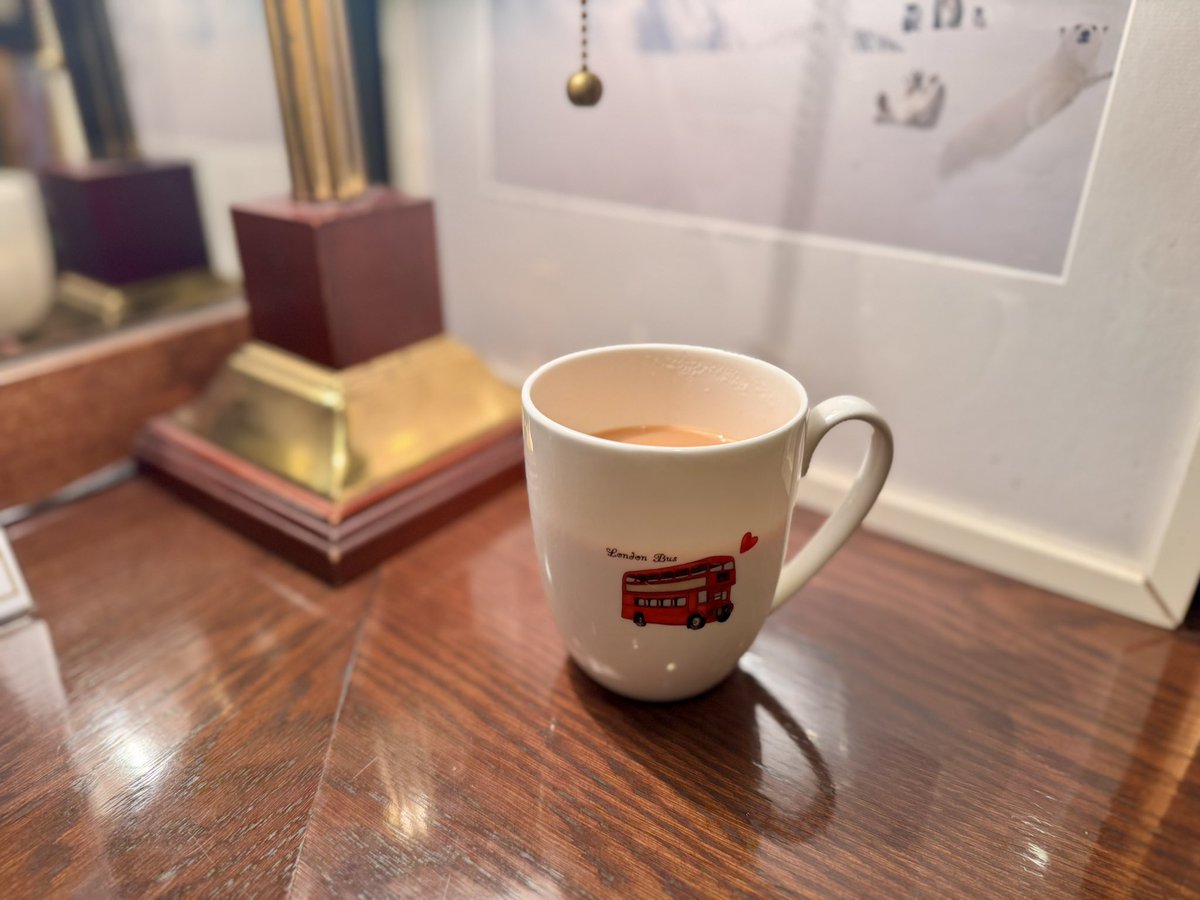 cotswoldstea's tweet photo. コッツには奥にカウンター席があります。この一角だけが、心地よく隔絶されている感覚で、結構人気の席なんです。ゆるやかに自分だけの時間を楽しめます😄 https://t.co/feNpluVh7S