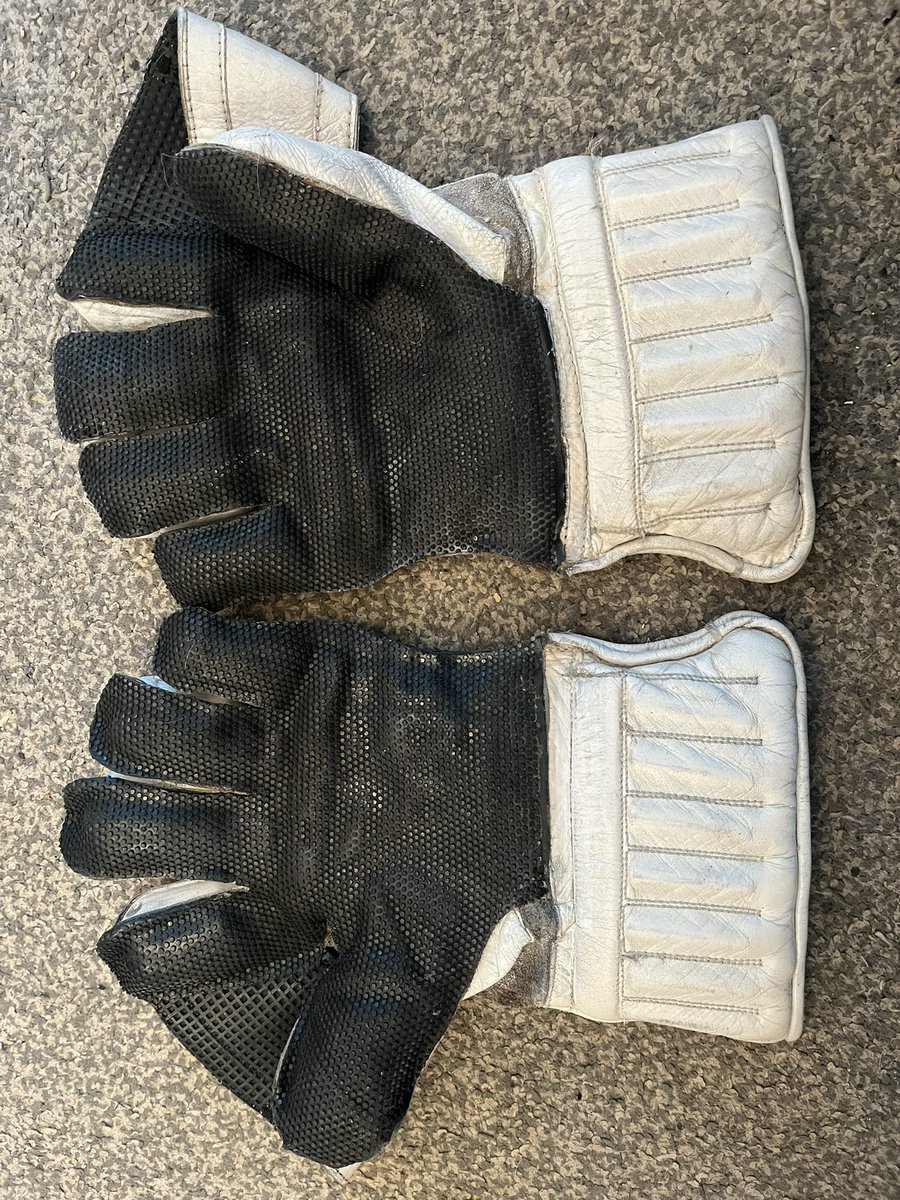 classickeeper1's tweet photo. These brought back memories of Devon Malcom destroying SA at the Oval.Steve Rhodes wore this model in that Test . Had to fit two new finger gussets &amp; replace the perished fingerstalls .Then cleaned them up &amp; re/dyed.Never easy with White but came up ok  @KeeperCourt @WK_Union https://t.co/s5ELH4Yfra