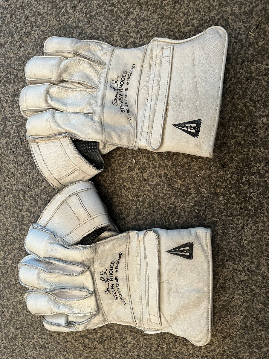 classickeeper1's tweet photo. These brought back memories of Devon Malcom destroying SA at the Oval.Steve Rhodes wore this model in that Test . Had to fit two new finger gussets &amp; replace the perished fingerstalls .Then cleaned them up &amp; re/dyed.Never easy with White but came up ok  @KeeperCourt @WK_Union https://t.co/s5ELH4Yfra