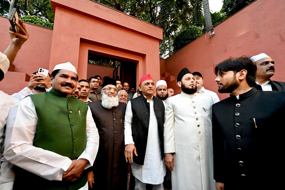 yadavakhilesh's tweet photo. इफ़्तार भी, सौहार्द गुलज़ार भी! https://t.co/40VqTRC0wG