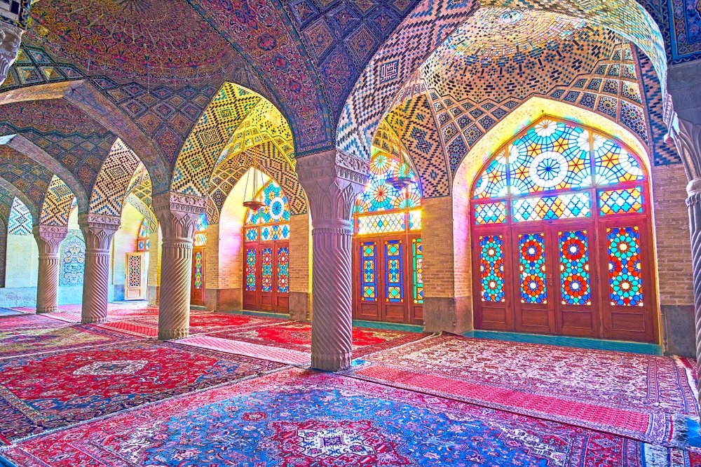 Esto se ve muy bien en las mezquitas. Las sunitas: sobrias, líneas limpias, foco en la palabra. Las chiitas: azulejos de colores, flores, espejos, mosaicos dorados.
