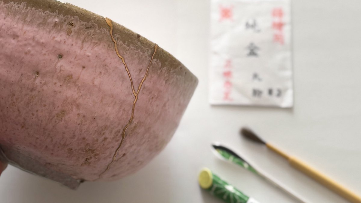 kintsugi_tc's tweet photo. 『金継ぎ師』として活動するなら
純金丸粉が蒔けることは
必要最低限の技術のひとつです。

5年、10年、その先に
活躍を続ける金継ぎ師になりたい人募集。

https://t.co/Oxmq0ROepX

#金継ぎ #金継ぎ師 #金継ぎ資格
#金継ぎ東京 #金継ぎ師プロ養成コース https://t.co/dTx8Z864Ic