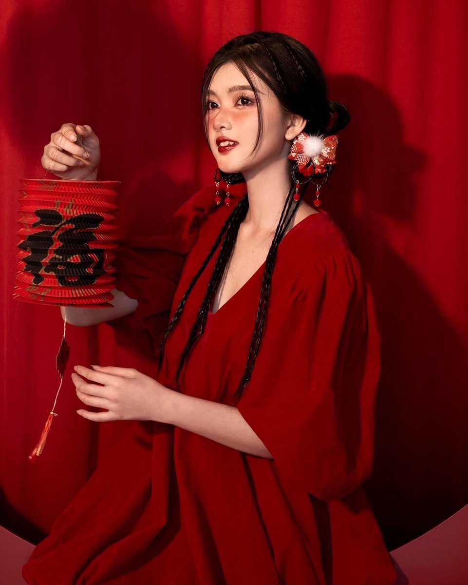 laura lopez tweet media