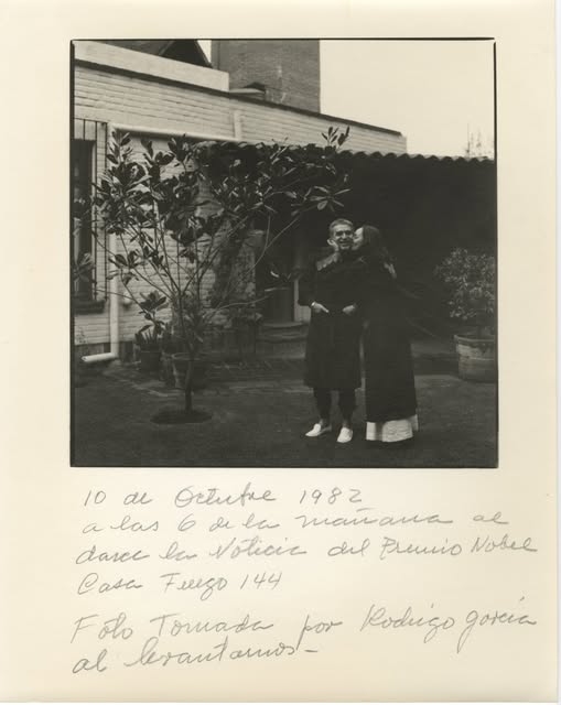 literlandweb1's tweet photo. Mercedes Barcha besa a su marido, #GabrielGarciaMarquez , en la mañana del 10 de octubre de 1982, tras conocerse la concesión del Premio Nobel de Literatura. Fotografía tomada por su hijo Rodrigo García Barcha. https://t.co/0srTO2JXaz