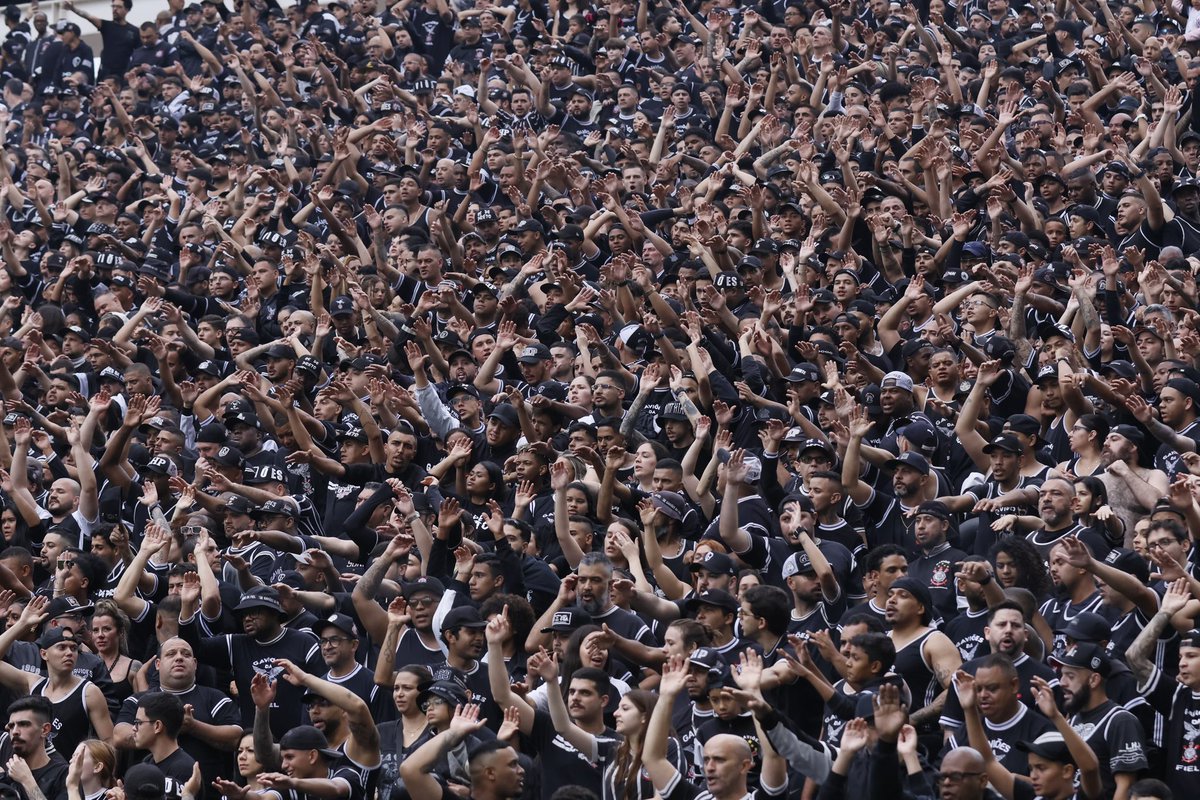 gavioesoficial's tweet photo. A FIEL É O MAIOR PATRIMÔNIO

A torcida do Corinthians é única, apaixonada pelo clube e inigualável. 

A fiel torcida move o clube, dá o sangue pelo time e faz do Corinthians muito mais que futebol. 

Respeitem a fiel torcida! 

📸 @josemanoelidalgo / Corinthians 

#Corinthians #Gaviões #LHP #FielTorcida