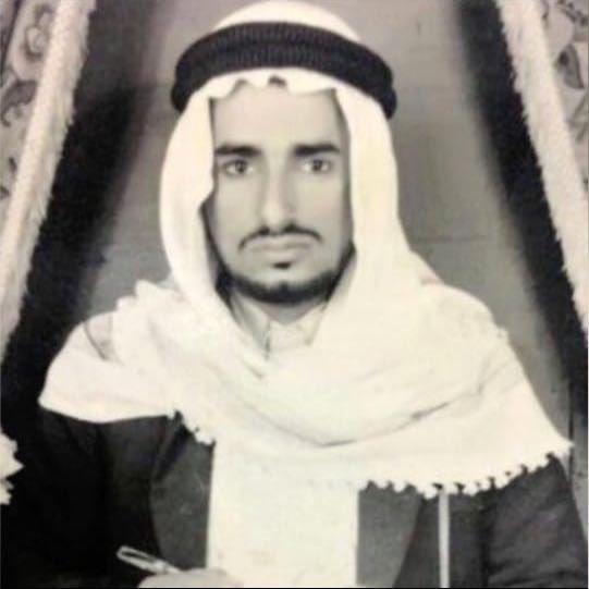 bni3mr's tweet photo. الشيخ محمد حسن بن سلطان العمري رحمه الله

احد أبطال الجيش السعودي في فلسطين 

ال عليان - بني عمارة 

وُلد عام ١٣٣٨ في قريته ونشأ في كنف والده الشيخ حسن بن سلطان رحمه الله ، وكان الابن الثالث له. تلقّى تعليمه الأولي في الكتاتيب داخل منزل والده، حيث تعلم القرآن الكريم ومبادئ القراءة والكتابة، فكان ذلك الأساس الذي انطلقت منه مسيرته العلمية والعملية.

واصل – رحمه الله – طلب العلم، حتى أتقن مهارات القراءة والكتابة، وهو ما أهّله للالتحاق بمدارس الشيخ عبدالله القرعاوي التعليمية، فعمل فيها مدرسًا، ثم تولى مسؤولية الإدارة في عدد من المدارس بمنطقة صبيا، مقدّمًا سنواتٍ مباركة في خدمة التعليم ونشر العلم.

وفي إطار خدمته لوطنه، التحق بالقوات المسلحة السعودية، حيث عمل عسكريًا وشارك في حرب فلسطين عام 1948م، وأسهم في عددٍ من المهام الميدانية ضمن سلاح المهندسين. وخلال تلك الفترة، شارك – رحمه الله – في تفجير بئر “بئرون إسحاق” الذي كان يُعد مصدر المياه الرئيس للقوات اليهودية آنذاك، وذلك في نطاق العمليات العسكرية الرسمية خلال الحرب. وقد أصيب خلال هذه المهمة بشظية في رأسه استلزمت علاجه وملازمته السرير الأبيض فترة من الزمن حتى تعافى بحمد الله.

وفي عام 1949م، أُوفد إلى جمهورية مصر العربية للالتحاق بدورة متخصصة في هندسة المفرقعات والألغام الإنجليزية بسلاح المهندسين، ما يعكس كفاءته وثقة قيادته به.

بعد ذلك، انتقل للعمل الإداري في مكتب وزير الدفاع الأمير منصور بن عبدالعزيز آل سعود – رحمه الله – واستمر في أداء مهامه هناك حتى عام 1973م، حيث عُرف بالانضباط والأمانة وحسن السيرة.

واختتم حياته العملية بالعمل في هيئة الأمر بالمعروف والنهي عن المنكر، مواصلًا خدمته لوطنه ومجتمعه حتى وفاته عام 1990م. وقد كان – رحمه الله – مثالًا للرجل الصالح، دمث الخلق، عالي الهمة، محبًا للعلم وخدمة الدين والوطن.

نسأل الله أن يتغمده بواسع رحمته، وأن يجعل ما قدمه في ميزان حسناته، وأن يرزقه الفردوس الأعلى من الجنة.