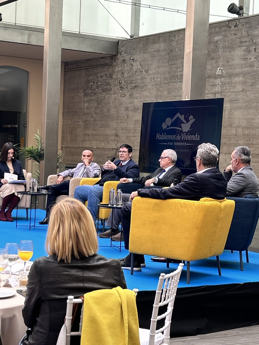 CAFTenerife's tweet photo. 🏘️ Más #vivienda, menos trabas y “valentía política”. 

Es lo que se ha pedido hoy en el I Foro Estratégico de Vivienda en #Tenerife, organizado por el @PPTenerife y en el que ha participado nuestro presidente, Luis García, para ofrecer la visión de los #AFColegiados. 
📸 https://t.co/NPzvNIpFiZ