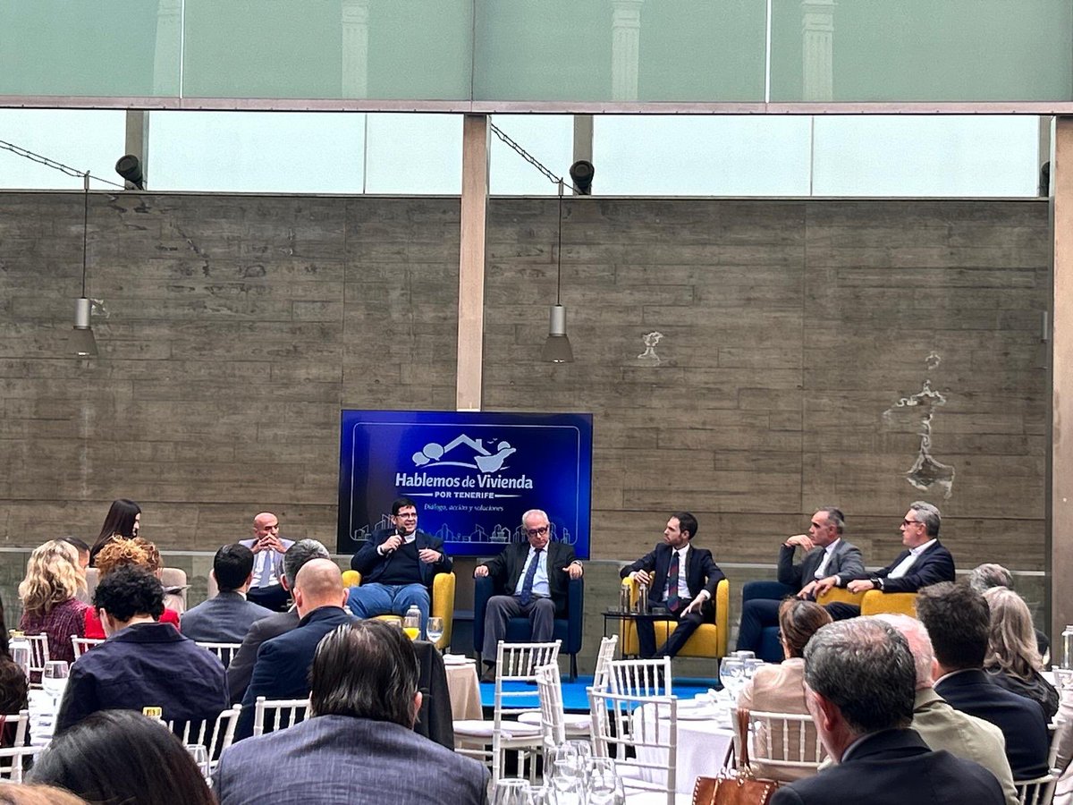 CAFTenerife's tweet photo. 🏘️ Más #vivienda, menos trabas y “valentía política”. 

Es lo que se ha pedido hoy en el I Foro Estratégico de Vivienda en #Tenerife, organizado por el @PPTenerife y en el que ha participado nuestro presidente, Luis García, para ofrecer la visión de los #AFColegiados. 
📸 https://t.co/NPzvNIpFiZ