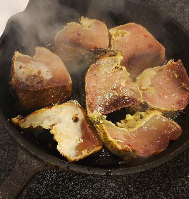 鉄スキレットの、真の力が目覚める...( ˇωˇ )
#低温熟成カツオステーキ 