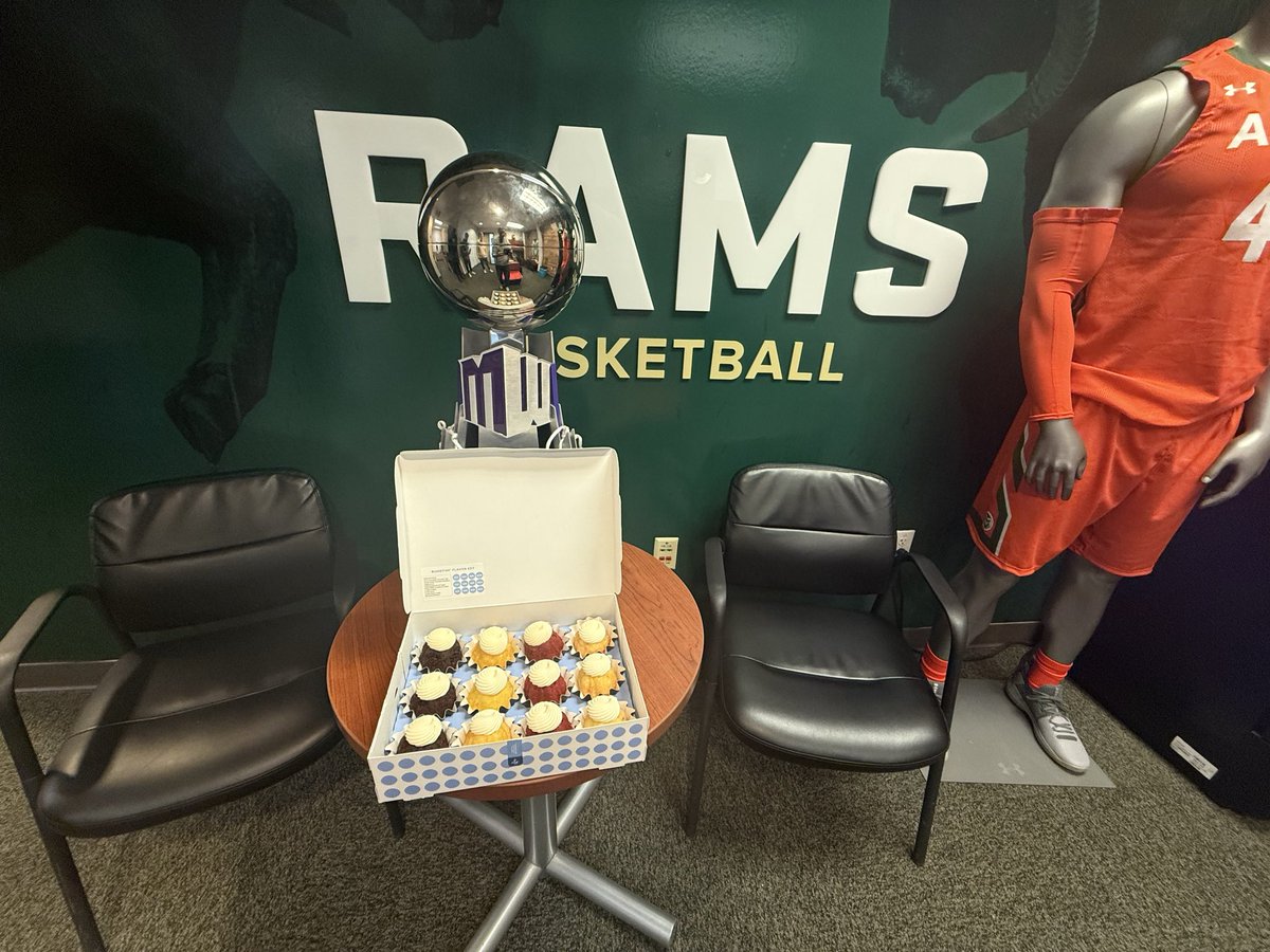 Appreciate the THANK YOU gift from <a href="/USUBasketball/">USU Men's Hoops</a> 😂 Red Velvet was delicious…