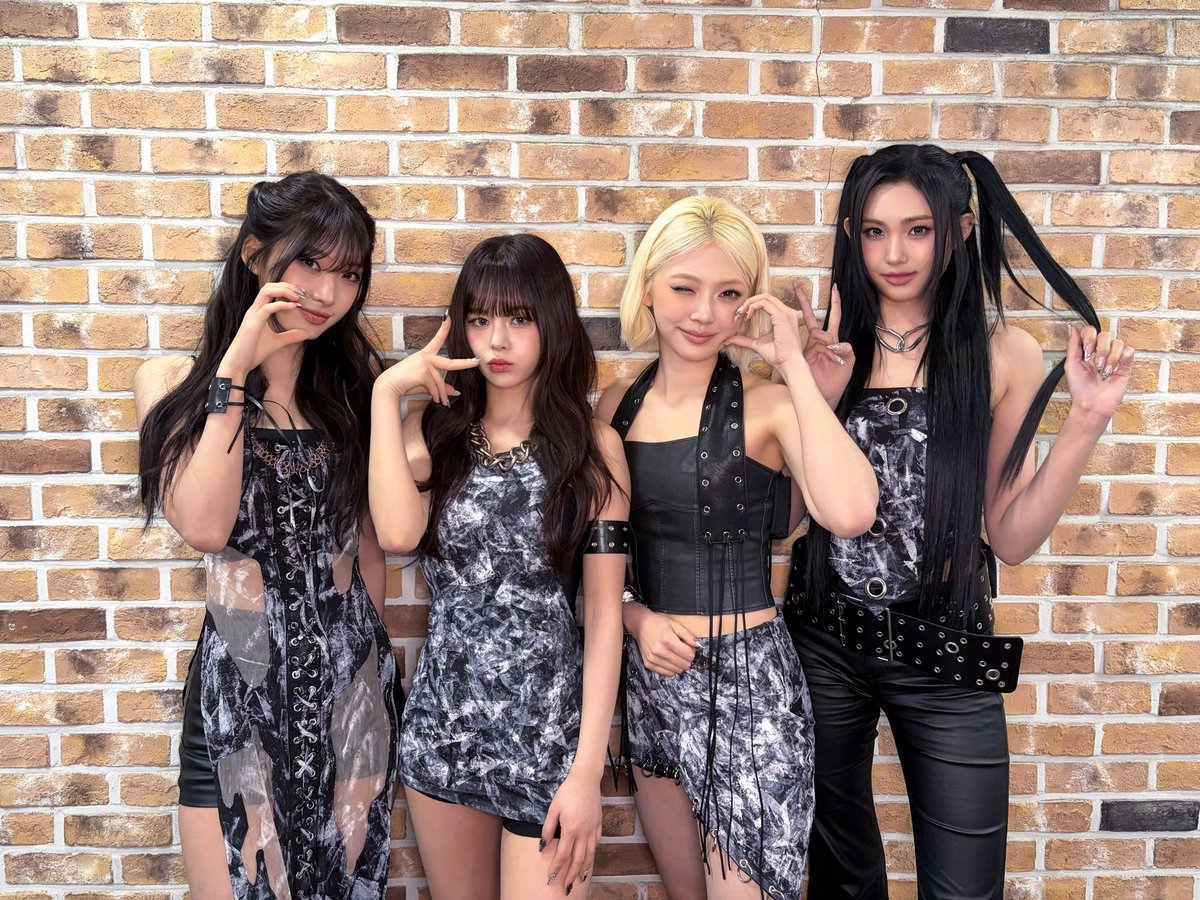 EVERGLOW (에버글로우) tweet media