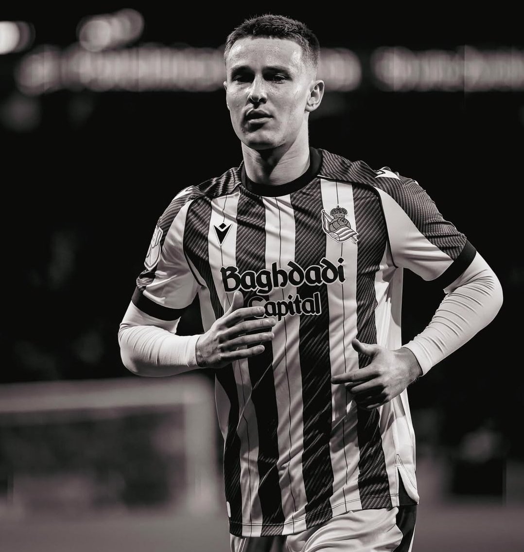 En sevilla hay que hacerlo si o si! 

EZTAKIT ZER PASATZEN DEN AZKENALDI HONTAN
TURRI HASI DELA DANTZATZEN SARRITAN
ZERBAIT IKUSTEKOA DU BAT FALTA DELAKO
EUROPAKO SAILKAPENEAN

TURRI, TURRI, TURRI, TURRI, TURRI, TURRI.... 

#RealSociedad