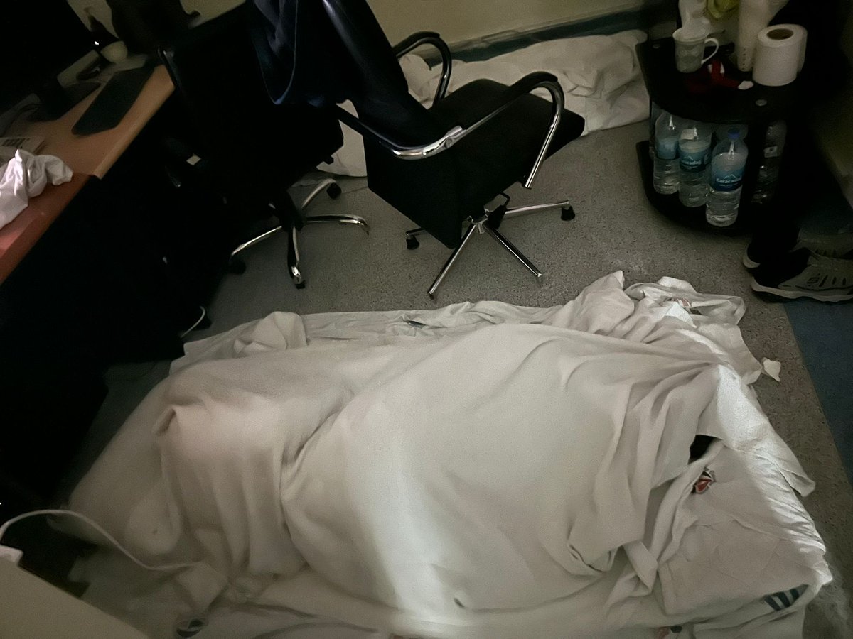 Burası Gaziantep Üniversitesi Hastanesi Dahiliye Yoğunbakım Doktor Odası‼️‼️ 

İddiaya göre sorumlu hoca, 24 saat nöbet tutan ve az da olsa dinlemek isteyen asistan doktor odasından çekyatları kaldırtmış ve odalarını elinden almış.. 
Hekimlerimiz yerde uyuyor..!!
<a href="/YuksekogretimK/">Yükseköğretim Kurulu (YÖK)</a>