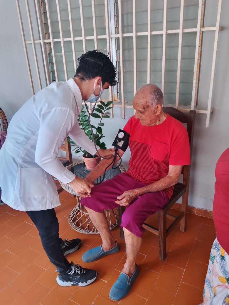 cubacooperaven's tweet photo. 📍 Monagas | El Dr. Reinier Jesús Acosta Lazo lidera el abordaje "Casa a Casa" desde el CMP Adriana Rengel 1. La juventud del Destacamento #100AñosConFidel sigue el camino de la solidaridad. 🩺👣 #CubaPorLaVida #BrigadaMédicaCubana https://t.co/iVdmG3wnYo