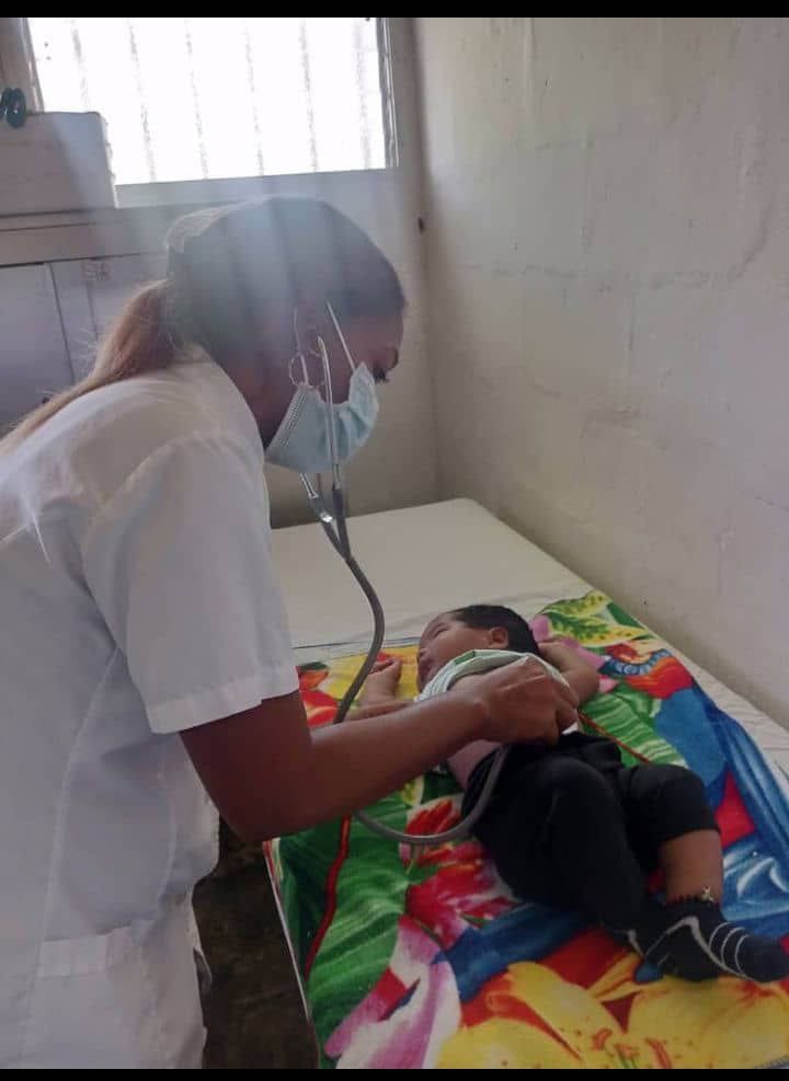 cubacooperaven's tweet photo. 📍 Monagas | El Dr. Reinier Jesús Acosta Lazo lidera el abordaje "Casa a Casa" desde el CMP Adriana Rengel 1. La juventud del Destacamento #100AñosConFidel sigue el camino de la solidaridad. 🩺👣 #CubaPorLaVida #BrigadaMédicaCubana https://t.co/iVdmG3wnYo