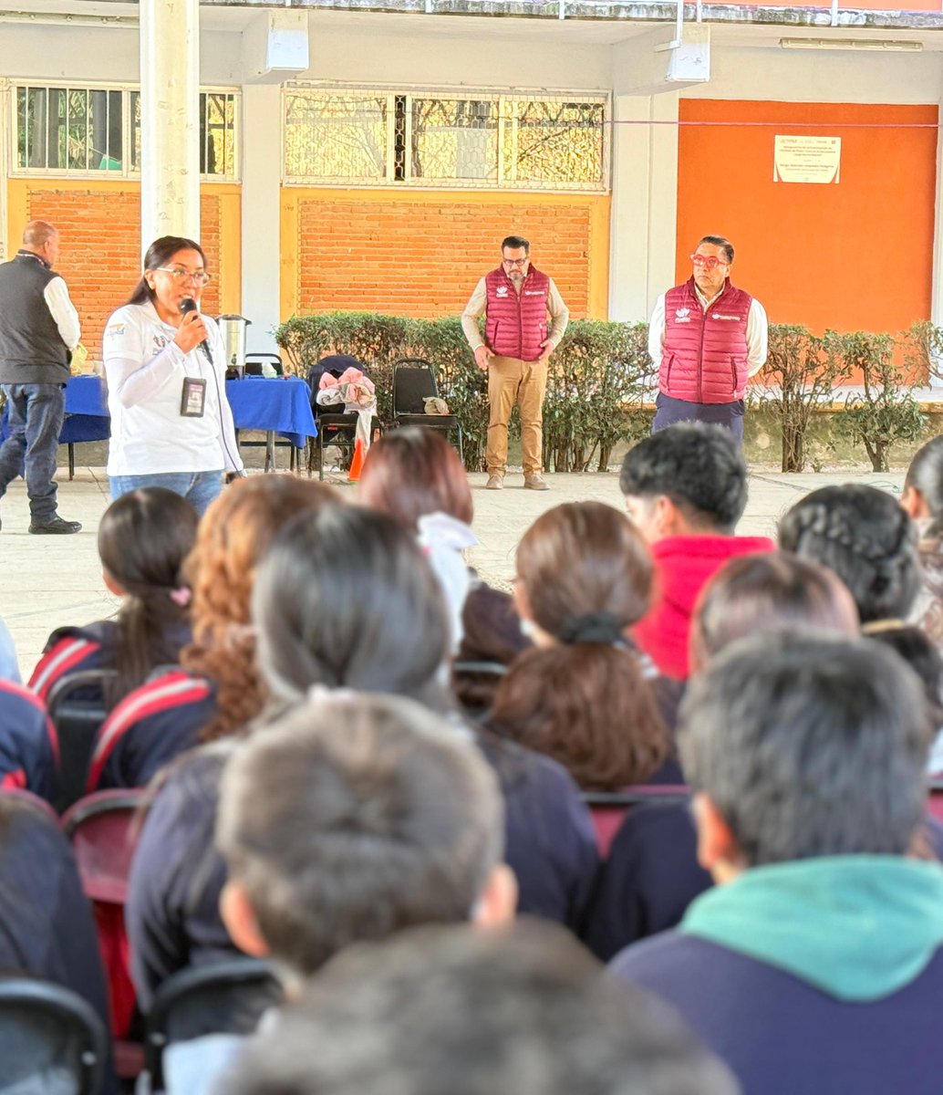 Esta mañana platicamos con madres, padres de familia, alumnas y alumnos de la Secundaria “Jorge Murad Macluf”, junto con personal de Prevención del Delito de la <a href="/SSC_Pue/">SSC Puebla</a> del <a href="/PueblaAyto/">Puebla Gobierno de la Ciudad</a>, fortaleciendo la cultura de la prevención y la participación ciudadana. #LaCapitalImparable