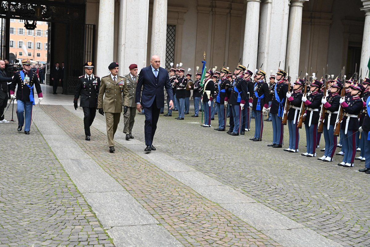 SM_Difesa's tweet image. 🇮🇹 A Modena il giuramento degli Allievi Ufficiali del 207° Corso “Fermezza” dell’Accademia Militare. Nel Cortile d’Onore, alla presenza del Ministro della Difesa Guido #Crosetto e del Capo di #SMD Gen. #Portolano, prende forma un passaggio che segna l’inizio di una scelta di vita