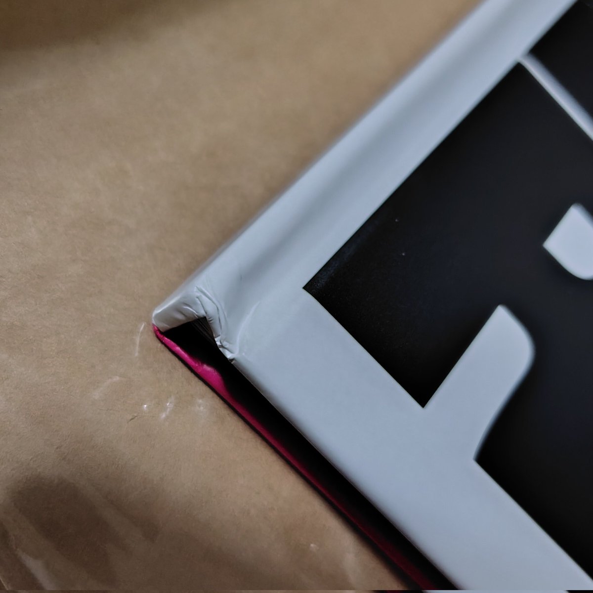 002illy4's tweet photo. 開封しました。
アレ?
サインが赤?
カードも入ってる。
何でかな?
カードいいなと思ってたから嬉しいけど。
赤ペンて消えそうだよね。
だから?
角がグニュッてなってるのが、残念だけど。
まぁ、無事に着いてよかった。
けど、謎は残るなぁ🤔
#PaulDraper
#MansunRetold https://t.co/EH9gtojSAS