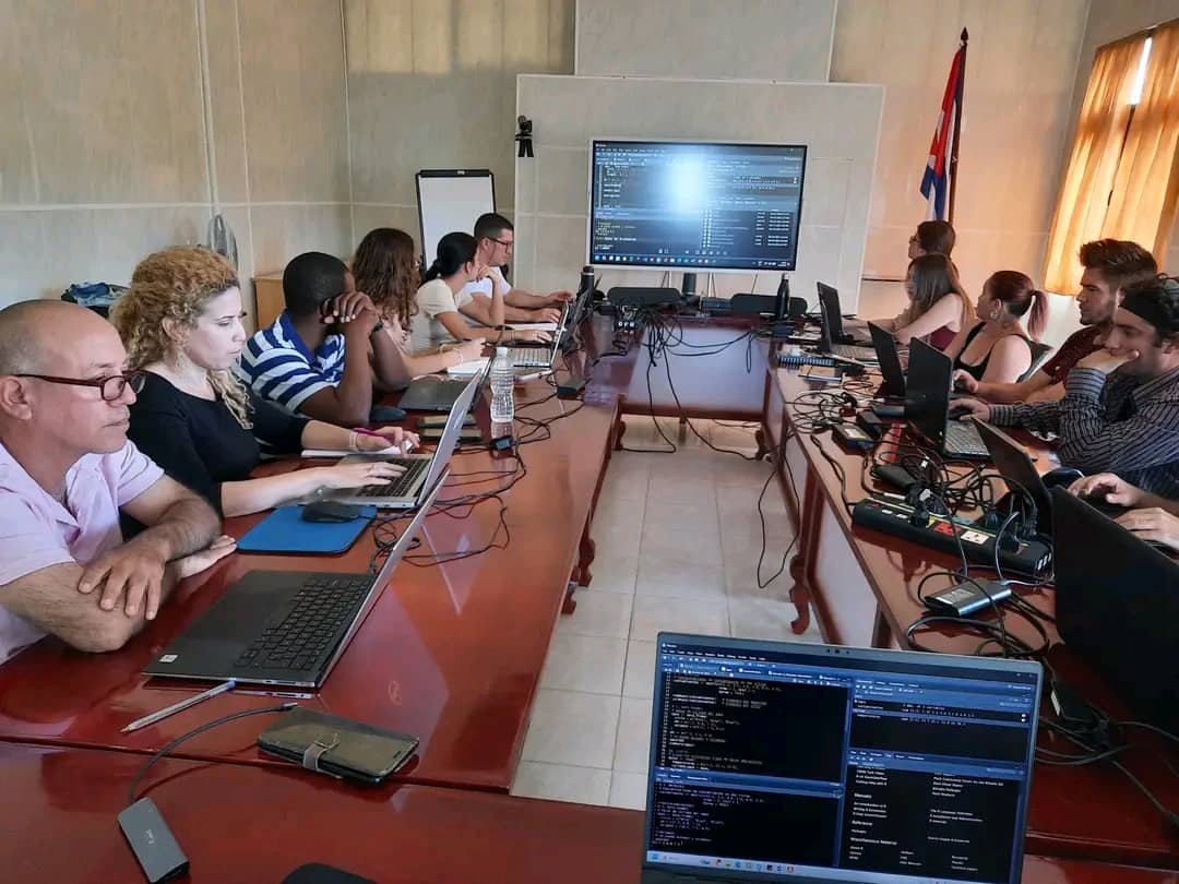 UCLVCU's tweet photo. 📚 Estudiantes de #UCLVnuestra se integran al curso “Introducción al RStudio para investigadores ambientales” en el #CEAC. Una valiosa oportunidad para adquirir competencias en análisis de datos y ciencia ambiental. 🌱
#LaExcelenciaEsNuestra https://t.co/1IdXwvYBA3