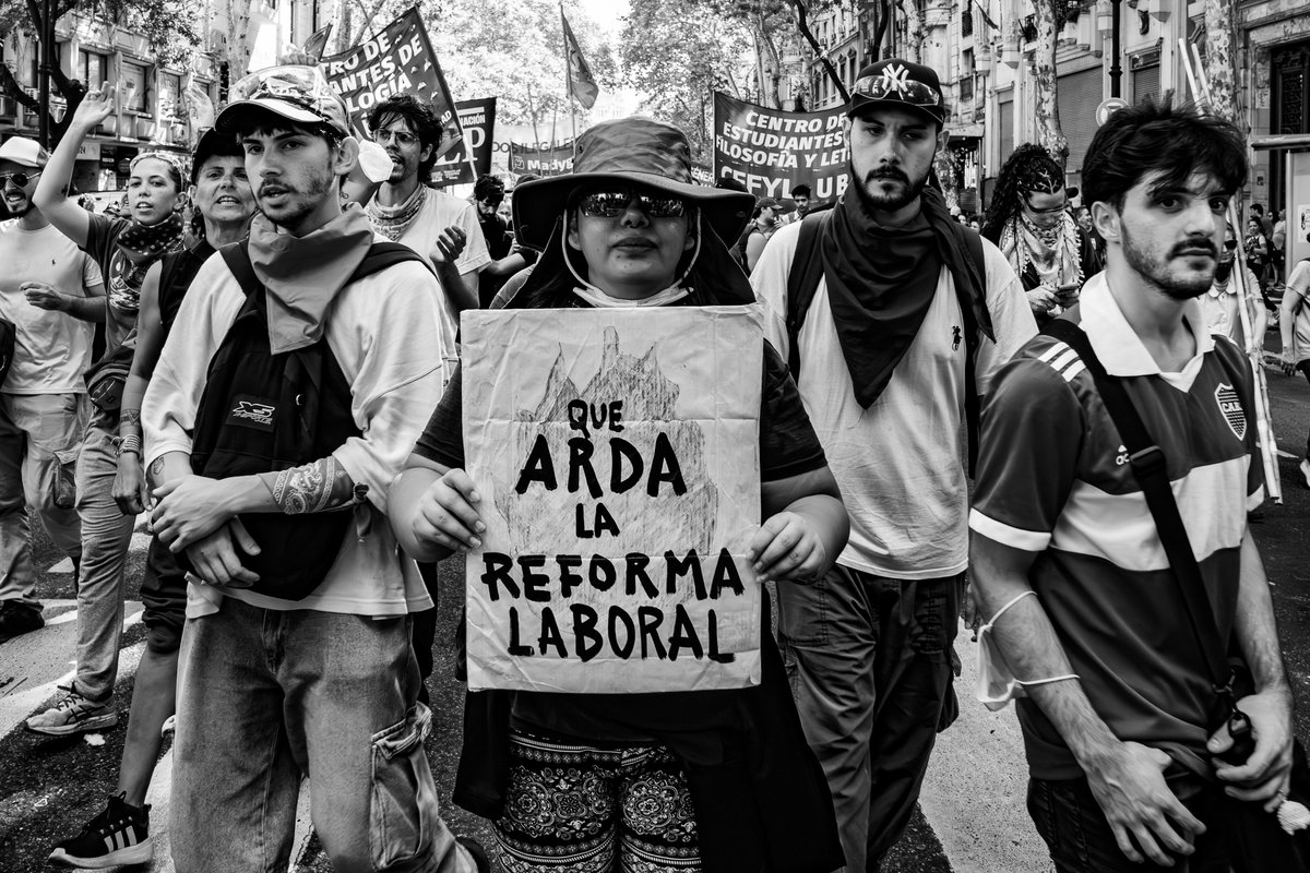 Ahora van a tener que implementarla, y los quiero ver...  si ellos ponen hasta el cuerpo por sus leyes precarizadoras, nosotrxs deberíamos ponerlo por nuestros derechos. Hay que tirarla abajo. 
#reformalaboral