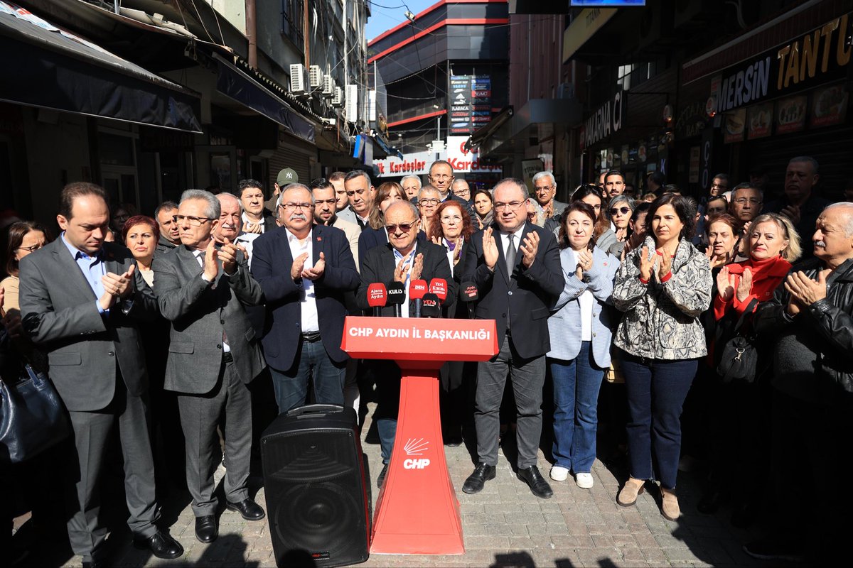 yenipartiaydinn's tweet photo. Kurtuluş yok tek başına; ya hep beraber ya hiç birimiz! 

İl Başkanımız Hikmet Saatçı, Aydın Milletvekillerimiz Süleyman Bülbül ve Evrim Karakoz ile 81 ilde eş zamanlı olarak Cumhurbaşkanı adayımız Sn. Ekrem İmamoğlu’nun Silivri zindanından mesajını hemşehrilerimiz ile paylaştık. https://t.co/osYui37HDu