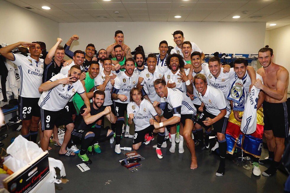 124 tahun Real Madrid, dan dalam satu dekade terakhir sepertinya musim 2016/17 jadi satu-satunya, kalau bukan salah satu, skuad paling komplet, balance, &amp; dalam.

📸 Foto perayaan tim di ruang ganti Estadio La Rosaleda pasca kunci gelar juara Liga di jornada terakhir TANPA TROFI.
