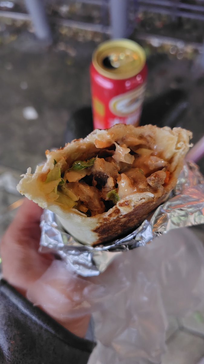dekigawa's tweet photo. ふたたび、Mr.doner Halal kebab &amp; loaded fries
https://t.co/LvyTjQA7gn

ケバブ🥙は路上で食べるがいい〜♪
机は自転車のサドルでいい〜♪

歌舞伎町、正直あんま最早行きたくないけど、ケバブは食いに行きたい。食は大事。#出来川ごはん https://t.co/xMntib49lO