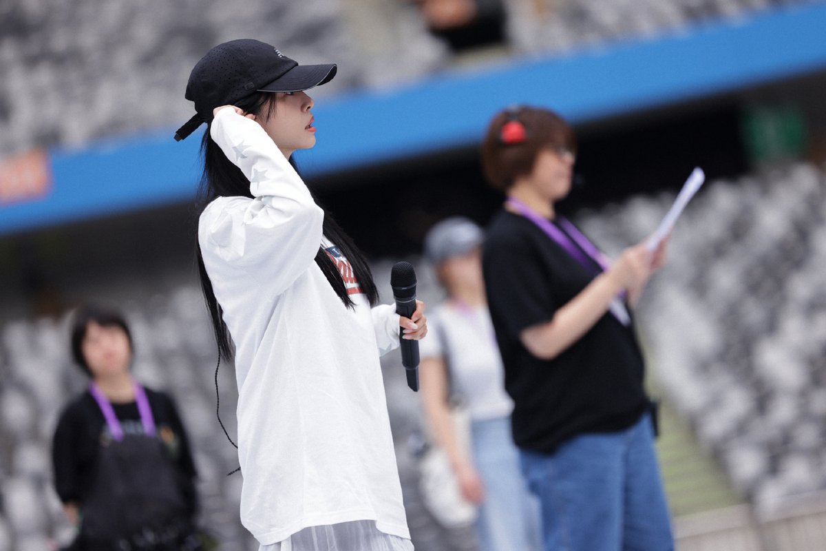 Jolin Studio Official Weibo: ¡JOLIN ya está lista para subir al escenario! ¡Preparen sus gargantas para cantar a viva voz! 

蔡依林官方微博：蔡依林蓄勢待發💃
準備好你們最響亮的合唱聲！🎤