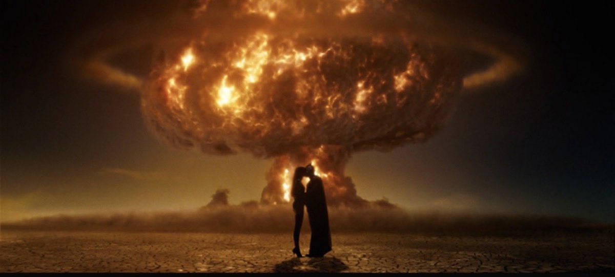 17 yıl önce bugün New York’ta bir komedyen öldürüldü.

Watchmen, 17 yıl önce bugün vizyona girdi.